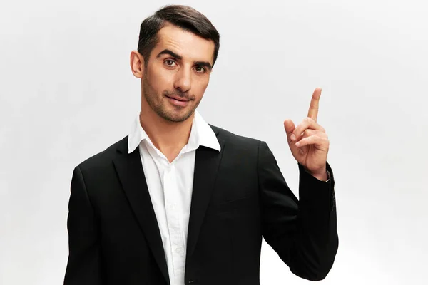 Uomo di successo in un sorriso abito elegante posa fiducia in se stessi sfondo isolato — Foto Stock