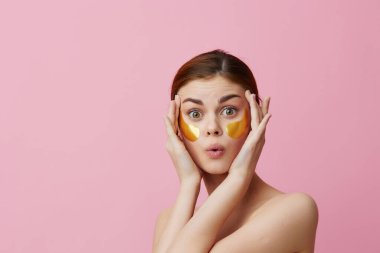 Güzel kadın cilt bakımı yüzü çıplak omuzları kaplıyor.