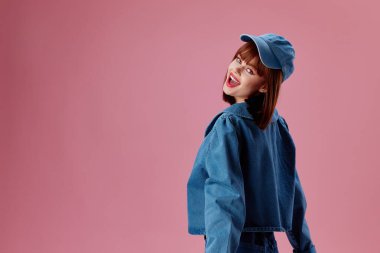 Renk arkaplanı pozu veren alımlı bayan giysisinin portresi değiştirilmemiş