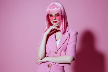 Pembe gözlüklü genç bir kadının portresi. Kozmetik, büyüleyici duygular. Arka plan değişmemiş.