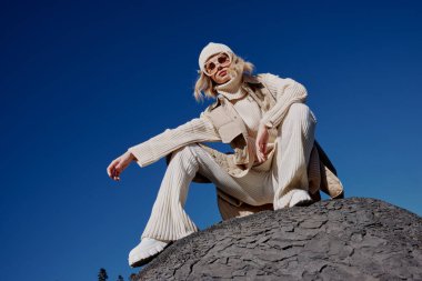 Genç bir kadın sonbahar stili dağlara seyahat eder orman doğası yaşam tarzı