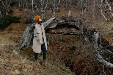 Sonbahar elbiseli kadın doğa ağaçları hayat tarzında seyahat eder.