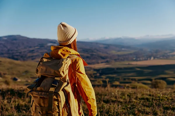 Kvinna resenär berg topp natur resor äventyr avkoppling — Stockfoto