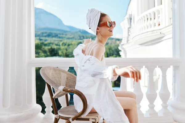 Donna alla moda con asciugamano sulla testa indossando occhiali da sole inalterati — Foto Stock