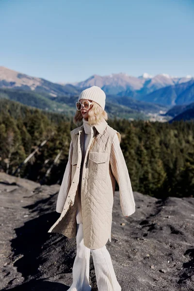 Turysta moda okulary góry góry góry natura wolność styl życia — Zdjęcie stockowe