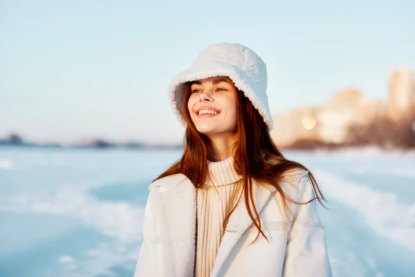 Mujer bonita ropa de invierno caminar nieve frío vacaciones viaje —  Fotos de Stock
