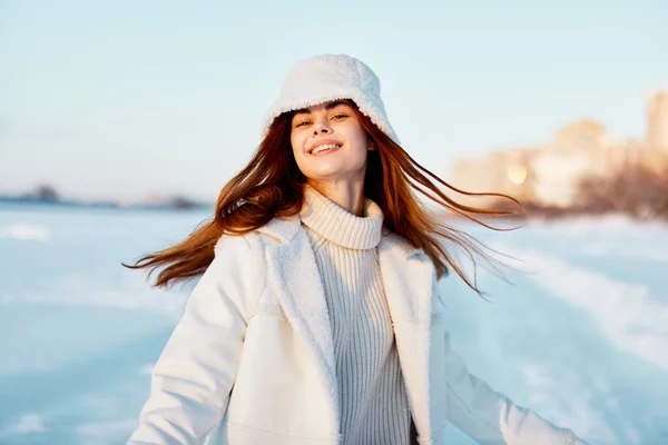 Kvinna vinter väder snö poserar natur vila frisk luft — Stockfoto