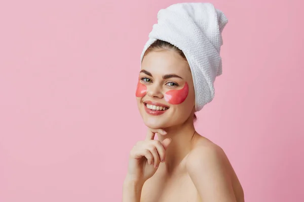 Piękna kobieta różowe plamy czysta skóra uśmiech stwarzając odosobnione tło — Zdjęcie stockowe