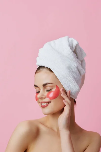 Hermosa mujer parches de color rosa en la cara con una toalla en la cabeza de cerca Estilo de vida — Foto de Stock