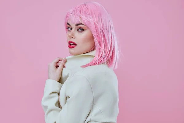 Όμορφη νεαρή γυναίκα σε λευκό σακάκι ροζ μαλλιά Glamor Καλλυντικά χρώμα φόντο αναλλοίωτη — Φωτογραφία Αρχείου