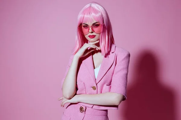 Retrato de una mujer joven en gafas de color rosa cosméticos glamour emociones color fondo inalterado — Foto de Stock