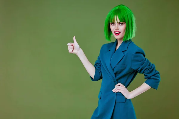 Θετική νεαρή γυναίκα ελκυστική εμφάνιση πράσινο περούκα μπλε σακάκι με φόντο το χρώμα αμετάβλητη — Φωτογραφία Αρχείου