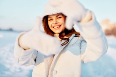 Güzel kadın kızıl saçlı kar tarlası kışlık giysiler seyahat ediyor.
