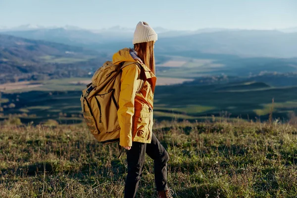 Frau Reisende Backpacking Reise in die Berglandschaft Frische Luft — Stockfoto