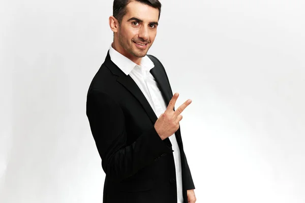 Schöner Geschäftsmann im eleganten Anzug lächelt posiert selbstbewusst isolierten Hintergrund — Stockfoto