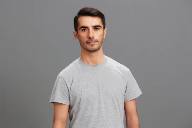 Yakışıklı adam eğlenceli gri tişört el hareketi kırpılmış manzara