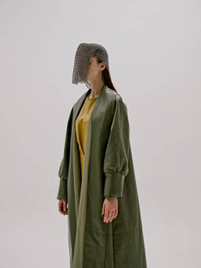 fotoğraf güzel kadın moda deri ceket cazibe zincir posta yaşam tarzı değiştirilmemiş