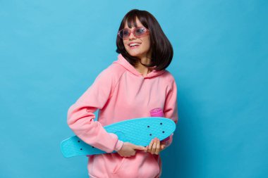 Pembe kazaklı, kaykaylı bir kadın portresi.