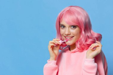 Pembe ruj makyajlı güzel bir kadın. Yaşam tarzı.