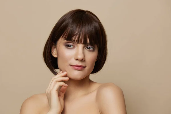 Brünette Hand in der Nähe Gesicht Körperpflege Modell Make-up isoliert Hintergrund — Stockfoto