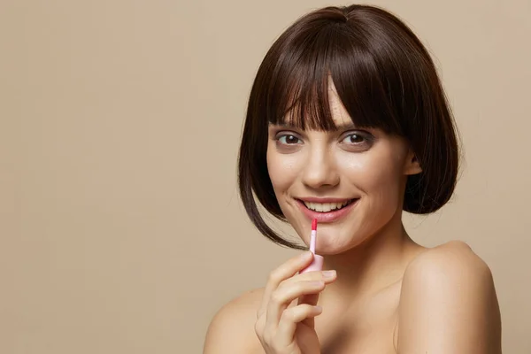 Junge Frau Lächeln Lippen Make-up Charme Kurzhaarschnitt beige Hintergrund — Stockfoto