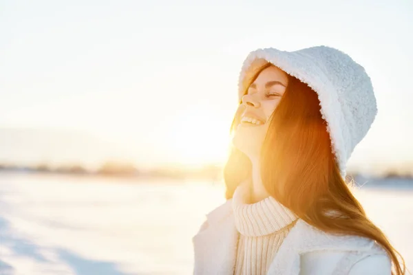 Bonita mujer en un abrigo blanco en un sombrero paseo paisaje de invierno Aire fresco —  Fotos de Stock