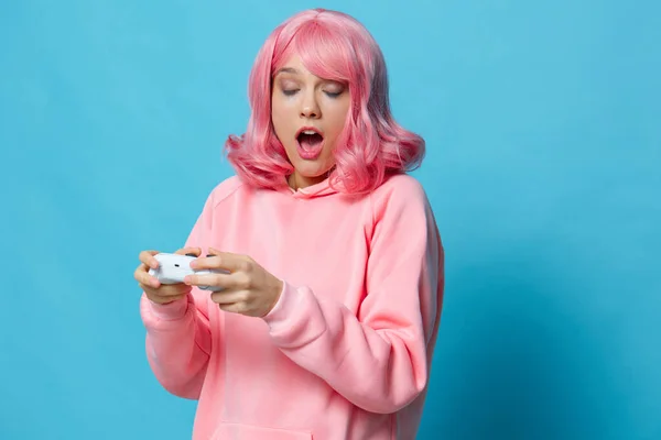 Joven mujer jugando juegos joystick divertido aislado fondo — Foto de Stock