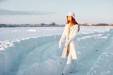 Güzel kadın kış havası kar poz doğa dinlenme seyahati