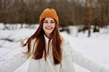 Neşeli kadın, kış arazisinde yürüyüş, kış tatillerinde dışarıda eğlence.