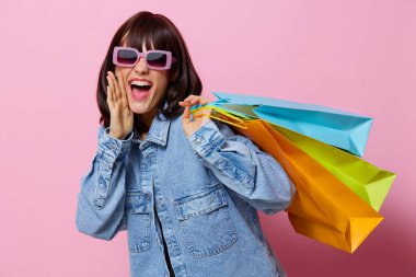 Portre kadını gülümsemesi renkli paketler mutluluk izole arka plan