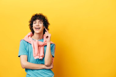 Bir adam elinde kalemle düşünür Yaşam tarzı eğitimi