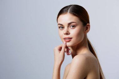 Kadın çıplak omuzlar saf cilt cazibesi izole edilmiş arka plan