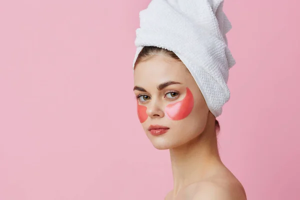 Молода жінка рожеві плями на обличчі з рушником на голові ізольований фон — стокове фото
