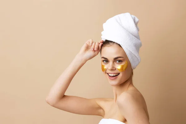Vrouw gouden vlekken schone huid glimlach poseren geïsoleerde achtergrond — Stockfoto