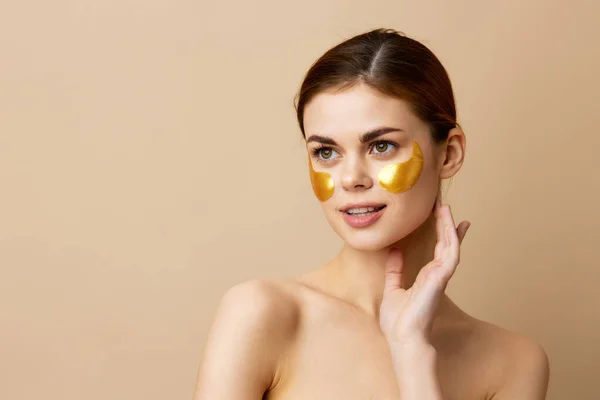 Jonge vrouw huidverzorging gezicht pleisters kale schouders hygiëne close-up Lifestyle — Stockfoto