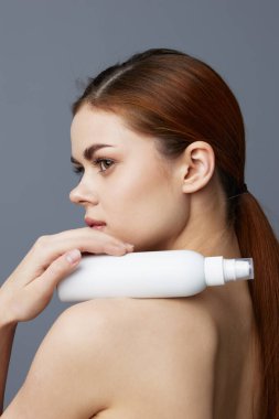 Genç kadın vücut losyonu gençleştirme kozmetik ürünleri izole edilmiş arka plan