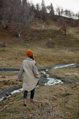 Yapraksız bir kadın portresi seyahat eder, hava yürüyüşü yapar.