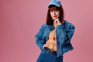 Güzellik modadan kadın şık kot giysisi. Renk arkaplanı değişmemiş.