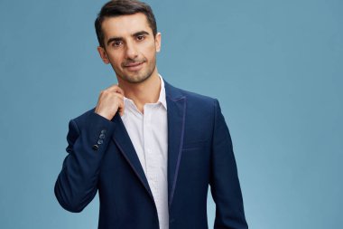 Modern takım elbiseli iş adamları duygusal özgüven resmi olarak izole edilmiş arka plan