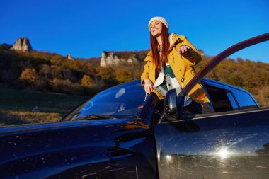 Kadın gezgin siyah araba doğa macerası taze hava
