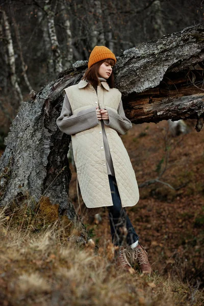 Retrato de una mujer en ropa de otoño naturaleza árboles viajar estilo de vida — Foto de Stock