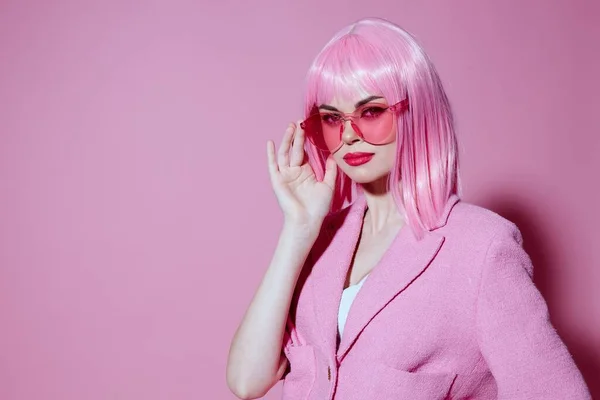 Retrato de una encantadora dama haciendo gestos con las manos chaqueta rosa estilo de vida glamour rosa fondo inalterado —  Fotos de Stock