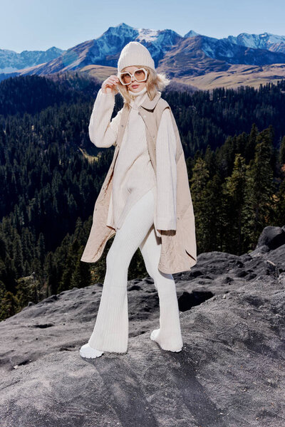 Стильная женщина Клиффс горы мода, позируя природе свежий воздух отдыха