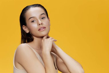 Sarıya yakın el ele poz veren genç kadın.