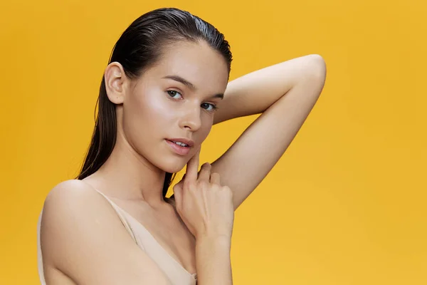 Retrato mulher limpo pele saúde atraente olhar cosmetologia amarelo fundo — Fotografia de Stock