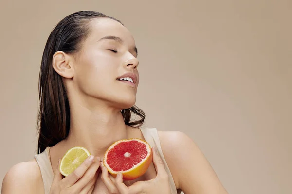 Retrato mulher toranja perto rosto limpo cuidados da pele saúde close-up Estilo de vida — Fotografia de Stock