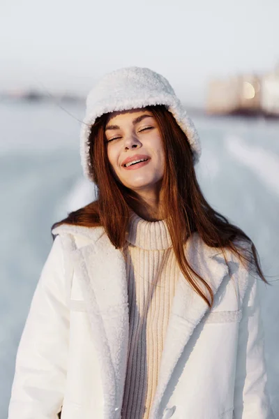 Bonita sonrisa mujer humor de invierno caminar blanco abrigo naturaleza —  Fotos de Stock