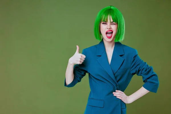Молодая женщина привлекательный вид зеленый парик синий пиджак позировать цвет фона без изменений — стоковое фото