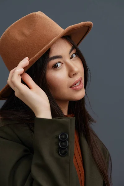 Brunetka brązowy kapelusz ręka gesty moda emocje studio model — Zdjęcie stockowe