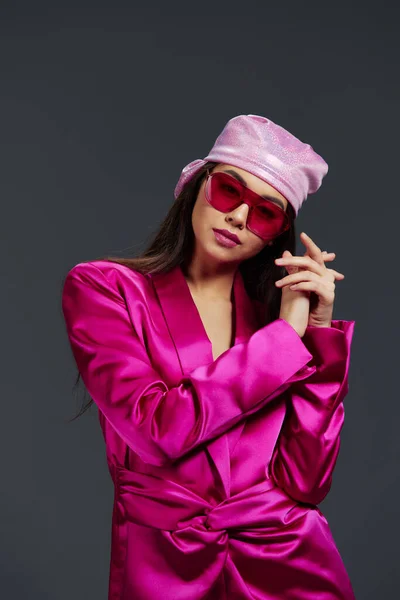예쁜 여자가 분홍색 미니 드레스 매력 머리 스카프 선글라스를 끼고 외진 배경을 드러내며 — 스톡 사진